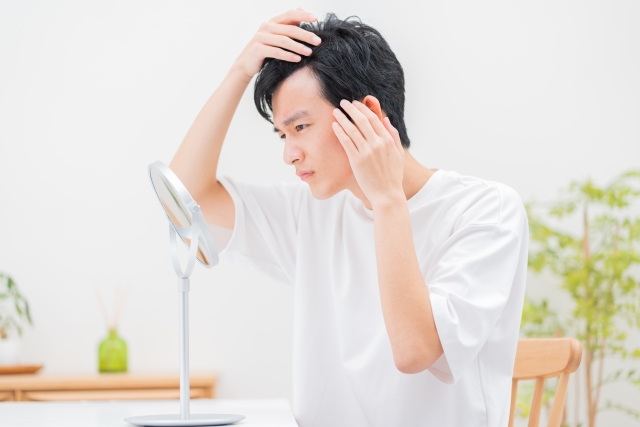 頭皮の状態を確認する男性