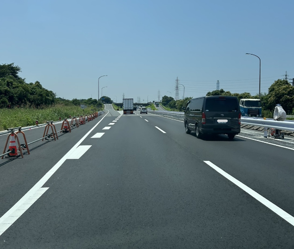 知多産業道路を通り、広い車線を通りガレージ・駐車場まで到着できます。バイクでのツーリングスポットとしても便利です。